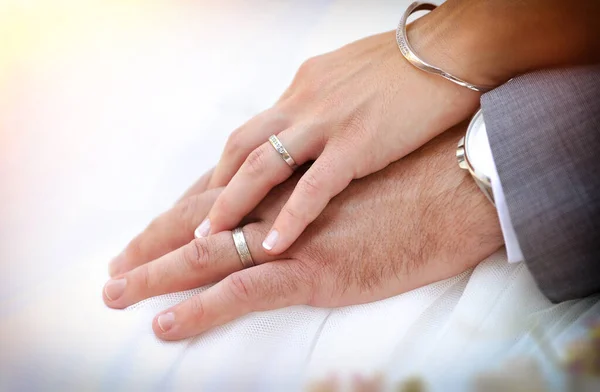 新娘和新郎的手重叠在一起 显示新娘衣服上的结婚戒指 — 图库照片