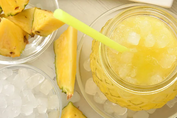 Dettaglio Vetro Con Bevanda Fredda All Ananas Con Ghiaccio Frutta — Foto Stock