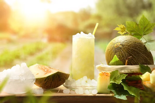Φυσικό Πεπόνι Ποτό Πάγο Ξύλινο Τραπέζι Κομμένα Φρούτα Έξω Καλλιέργεια — Φωτογραφία Αρχείου