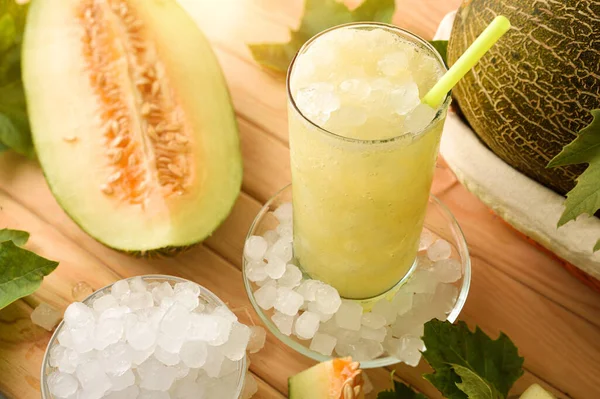 Dettaglio Della Bevanda Melone Ghiacciato Bicchiere Tavolo Legno Con Frutta — Foto Stock