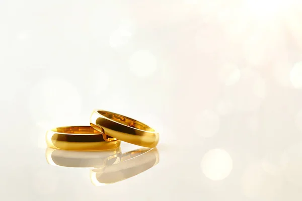 Detail Two Gold Rings One Top Other Reflected Polished Base — Stock Photo, Image
