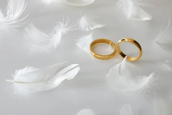 Detail Von Zwei Goldenen Ringen Auf Einem Reflektierenden Weißen Glassockel — Stockfoto