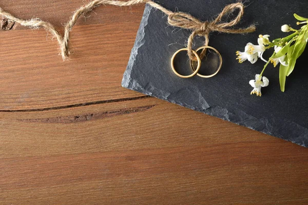 Detail Two Gold Rings Joined Jute Rope Slate Stone Rustic — Stock Photo, Image