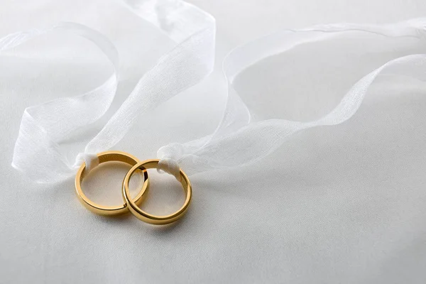 Detalhe Dois Anéis Casamento Ouro Com Fita Branca Amarrada Tecido — Fotografia de Stock