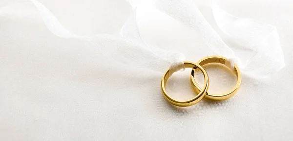 Beyaz Kumaşa Bağlanmış Iki Altın Yüzüğün Ayrıntıları Üst Düzey Görüş — Stok fotoğraf