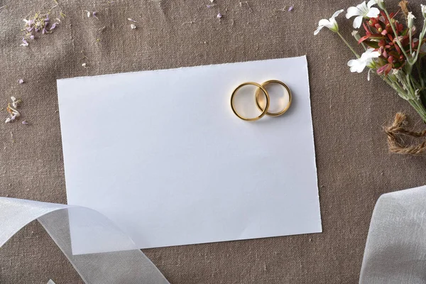 Düğün Duyurusu Arka Planında Altın Yüzükler Kahverengi Kumaş Beyaz Kurdele — Stok fotoğraf