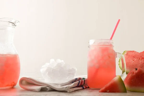 Φρεσκοπαρασκευασμένο Ποτό Καρπουζιού Θρυμματισμένο Πάγο Στο Τραπέζι Κομμένα Φρούτα Θρυμματισμένο — Φωτογραφία Αρχείου