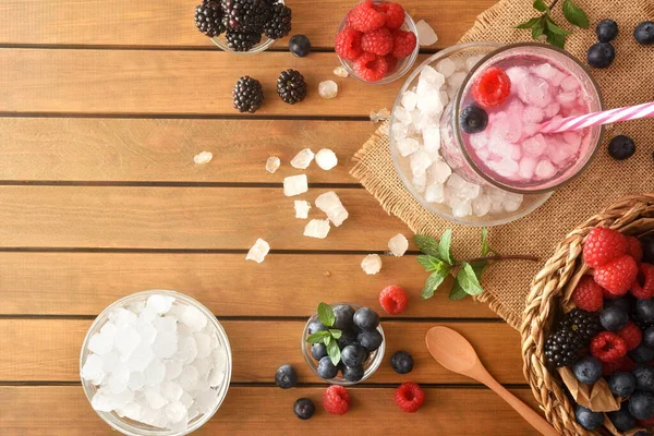 Hideg Erdei Gyümölcsital Bogyókkal Zúzott Jéggel Asztalon Első Látásra Horizontális — Stock Fotó