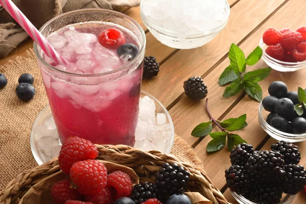 Ποτό Φρούτων Βατόμουρα Σμέουρα Και Μύρτιλλα Ξύλινο Τραπέζι Δοχεία Γεμάτα — Φωτογραφία Αρχείου