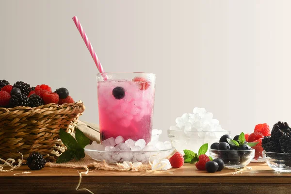 喝带有水果和冰块的浆果 放在厨房的木制长椅上 背景偏僻 前面的景色1 横向构成 — 图库照片