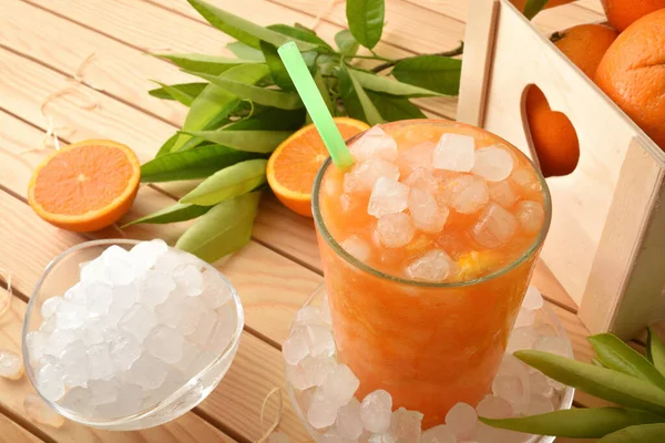 천연적 오렌지 음료를 한잔하고 바구니에 과일을 식탁에 놓는다 — 스톡 사진