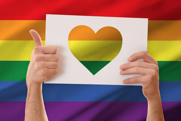 Jestli Eller Kalp Şeklinde Arkasında Lgbt Bayrağı Olan Kesme Pankartı — Stok fotoğraf