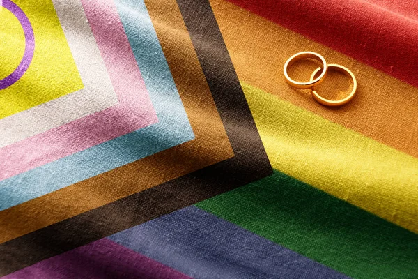 Lgbt 사람들 사이의 결혼에 개념적 사항은 텍스처된 깃발에 반지와 — 스톡 사진