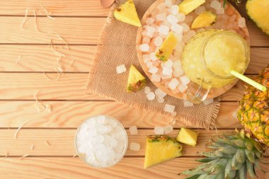 Tahta bir masada meyveli taze yapılmış doğal ananas püresi. Üst Manzara. Yatay bileşim.