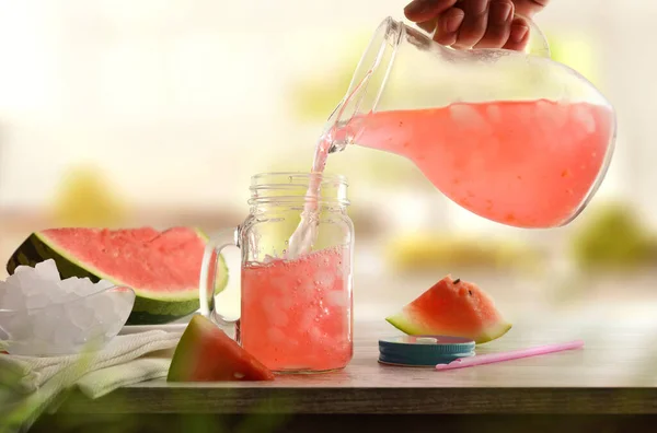 Person Serviert Frisch Zubereitetes Erfrischendes Wassermelonengetränk Mit Crushed Ice Aus — Stockfoto