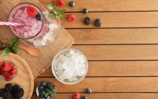 Háttér Hideg Erdei Gyümölcs Ital Bogyók Zúzott Jég Körül Asztalon — Stock Fotó