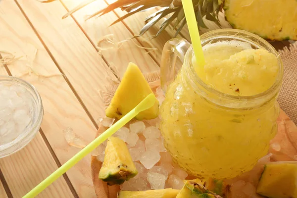 Particolare Melma Ananas Appena Fatto Con Frutta Ghiaccio Tritato Intorno — Foto Stock