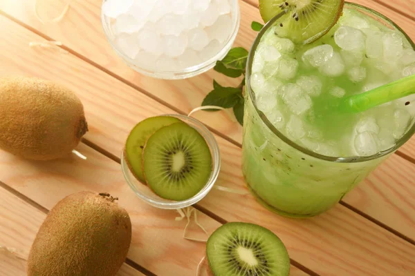 Vaso Con Bebida Kiwi Con Hielo Sobre Mesa Madera Fruta — Foto de Stock