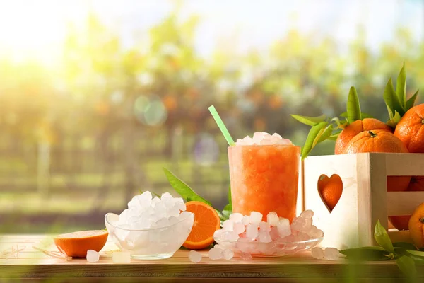 Ποτήρι Φυσικό Πορτοκαλί Ποτό Πολύ Πάγο Και Καλάθι Φρούτα Ξύλινο — Φωτογραφία Αρχείου