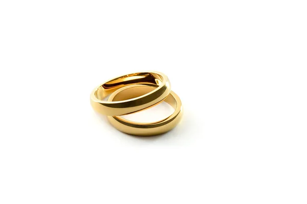 Detail Überlappender Goldener Verlobungsringe Auf Weißem Isoliertem Hintergrund Erhöhter Blick — Stockfoto