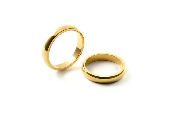 订婚的细节金戒指一个站着 另一个躺在它旁边 背景是白色孤立的 — 图库照片