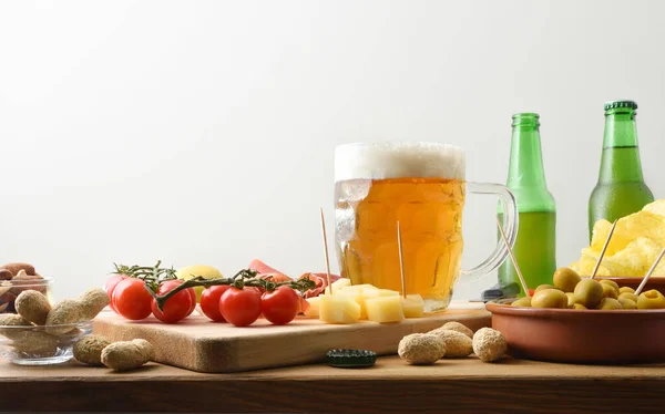 Pivní Hrnek Dřevěné Lavičce Občerstvení Bílým Izolovaným Pozadím Pohled Zepředu — Stock fotografie
