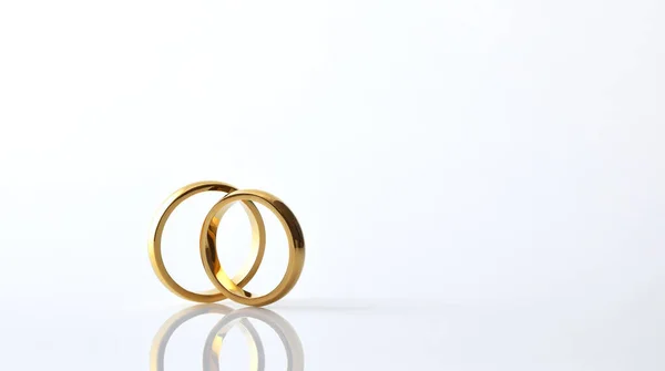 Detail Dvou Zlatých Snubních Prstenů Zrcadlících Skleněné Základně Bílém Izolovaném — Stock fotografie