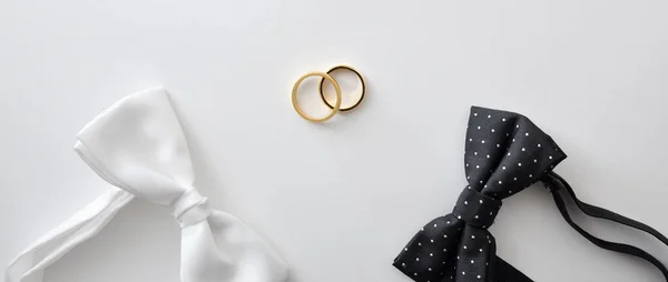 중간에 넥타이와 반지와 결혼식 — 스톡 사진