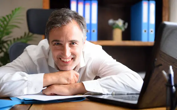 Zakelijke Ondernemer Man Wit Shirt Glimlachend Leunend Een Kantoor Tafel Stockfoto