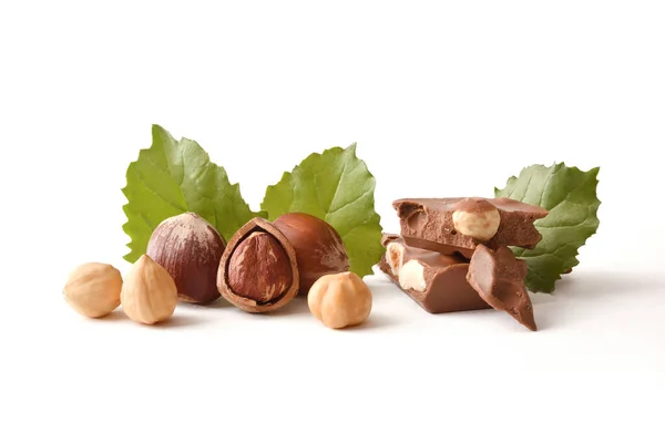 Kousky Čokolády Lískovými Ořechy Loupané Loupané Ořechy Listy Straně Izolované Stock Snímky