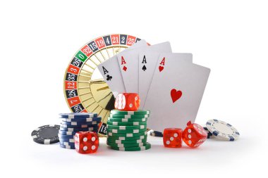 Kumarhane oyunları beyaz arka planda izole edilmiş oyun kartları, kumar fişleri ve kumar zarları çeşitli şans oyunları için. Ön görünüm.