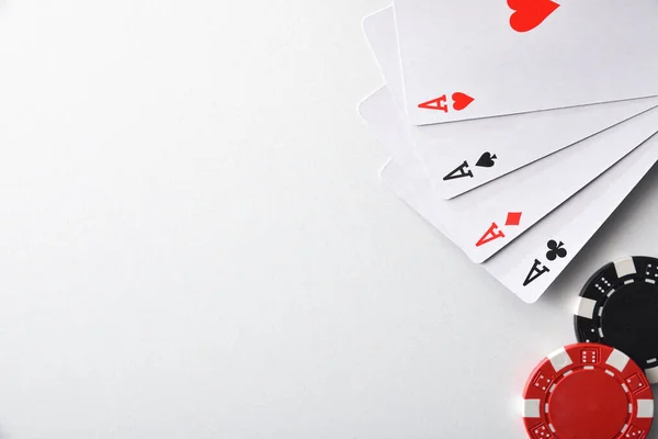 白いテーブルに隔離された賭けのためのアクスおよび破片のカードが付いている背景 トップビュー ストックフォト