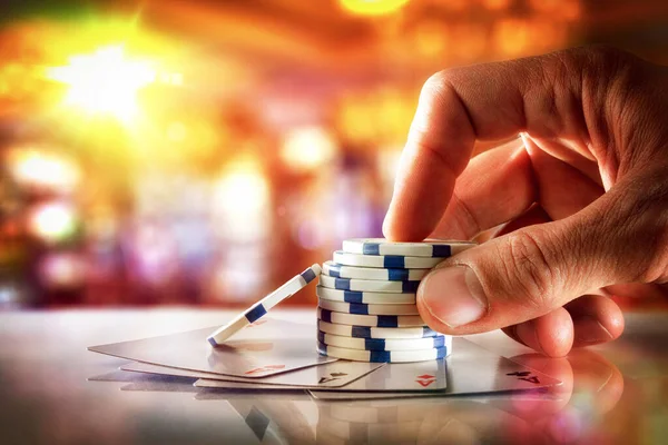 ギャンブルホールのエースカードとテーブル上のチップとのハンドベッティング フロントビュー ロイヤリティフリーのストック画像