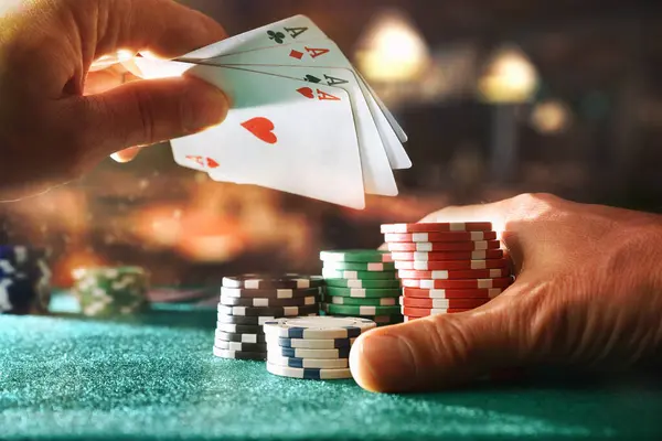 ゲームルームのテーブルの上の緑のゲームのマットのアクスと賭けのチップのセットを扱って下さい フロントビュー ロイヤリティフリーのストック写真