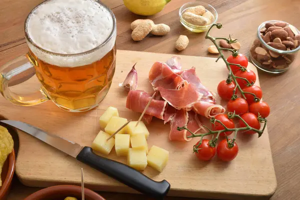Frisch Zubereitete Vorspeise Auf Holzbank Mit Becher Bier Und Käse Stockbild