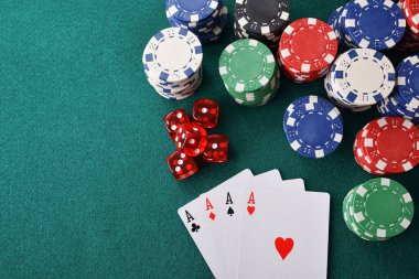 Kumarhane oyunları, kart fişleri ve çiplerle yeşil keçeli hasırla oynamak için arka plan. Üst görünüm.