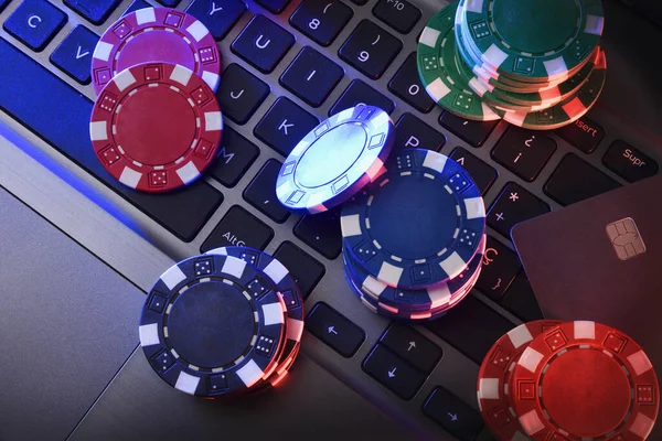 ノートPcのキーボードおよび銀行カードの破片が付いているオンラインゲーム賭ける概念 トップビュー ロイヤリティフリーのストック画像