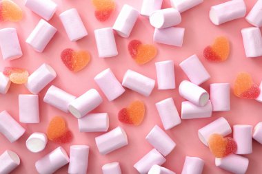 Pembe arka planda pek çok tatlı barındıran kavramsal aşk geçmişi. Üst görünüm.