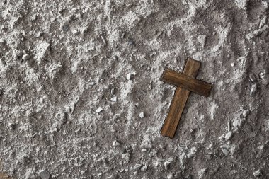 Ahşap haçın küllerinin üzerinde durduğu dini bir geçmiş. Üst görünüm.