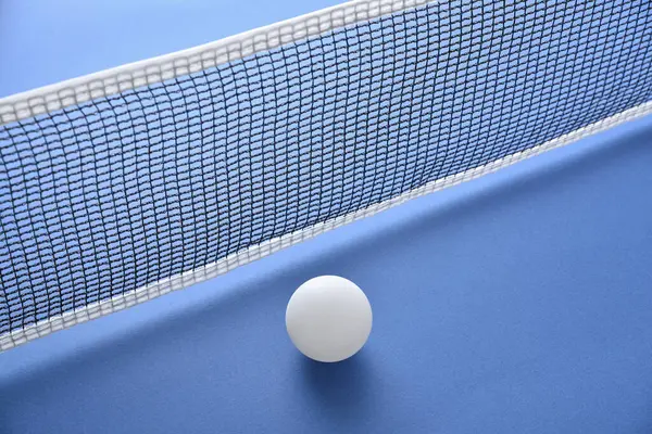 Ping Pong Sfondo Con Palla Bianca Accanto Alla Rete Tavolo — Foto Stock