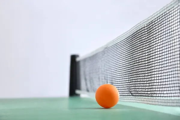 Fond Ping Pong Avec Boule Orange Côté Filet Sur Une Images De Stock Libres De Droits