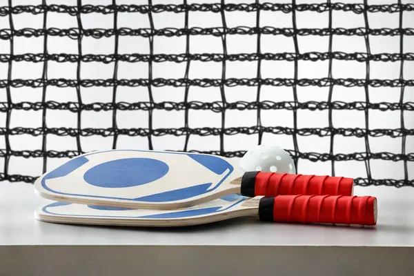 Due Racchette Pickleball Blu Rosse Una Palla Bianca Sul Tavolo — Foto Stock