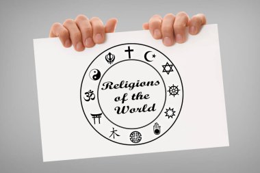 Dünya dinleri ve kültürel çeşitlilik mesajları içeren beyaz bir tabela tutan eller çizilmiş semboller ve gri izole edilmiş arka plan.