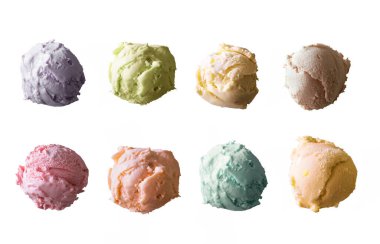 Farklı şekillerde ve renklerde dondurma topları beyaz arkaplanda kesilmiş..