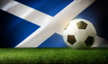 İskoçya milli takım kompozisyonu ve arka planda çim ve bayrak üzerinde klasik top. Üst görünüm.