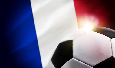 Fransa futbolunun arka planında top ve ülkenin bayrağı var.
