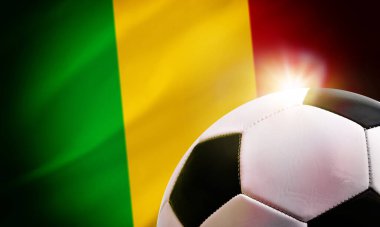 Mali futbolunun arka planında top ve ülkenin bayrağı var.
