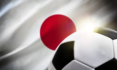 Japon futbolu arka planında top ve ülkenin bayrağı var..