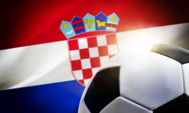 Hırvatistan futbol arka planında top ve arka planda ülke bayrağı.