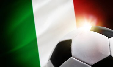 İtalya futbolu arka planında top ve ülkenin bayrağı var.